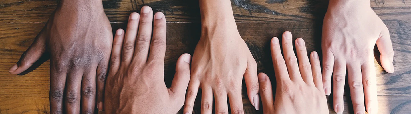 手をあわせる画像