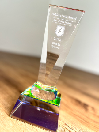 2022年度アスリートネイルアワード　最優秀賞ネイルトレーナー賞のトロフィー